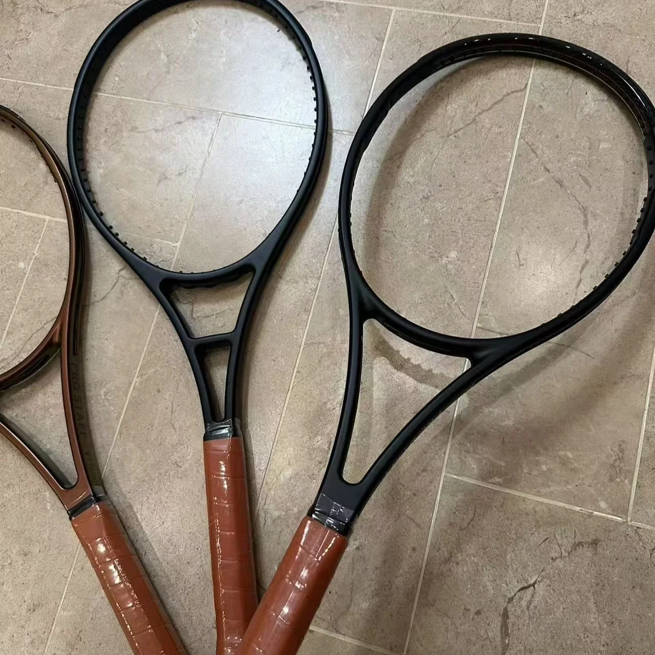 Raqueta de tenis ligera de color negro mate de alta calidad.