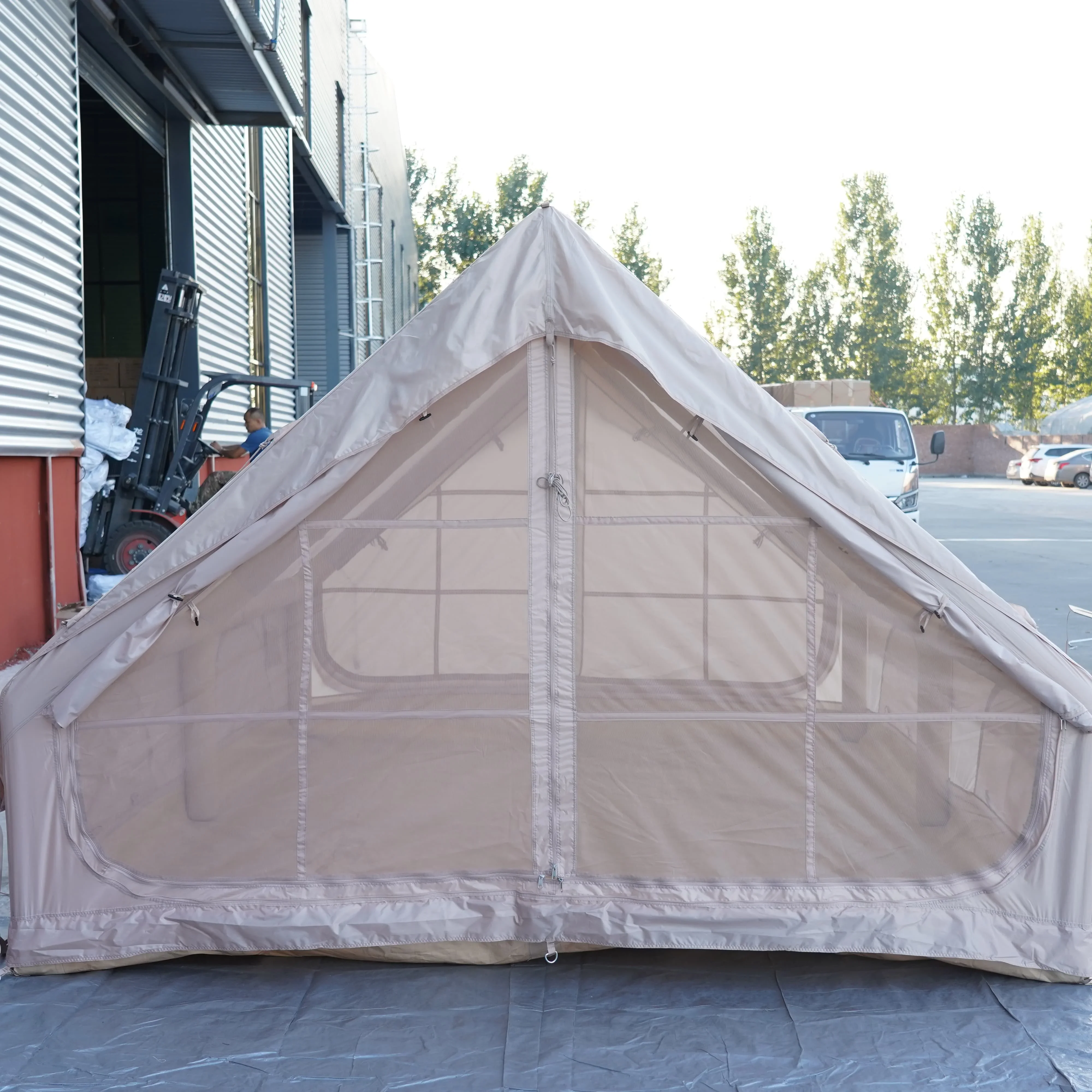 Tente gonflable toutes saisons grande capacité - 12 mètres carrés, peut accueillir 5 à 8 personnes. Idéale pour le camping et les pique-niques. N'hésitez pas à me contacter si vous avez besoin d'aide concernant d'autres titres de produits !