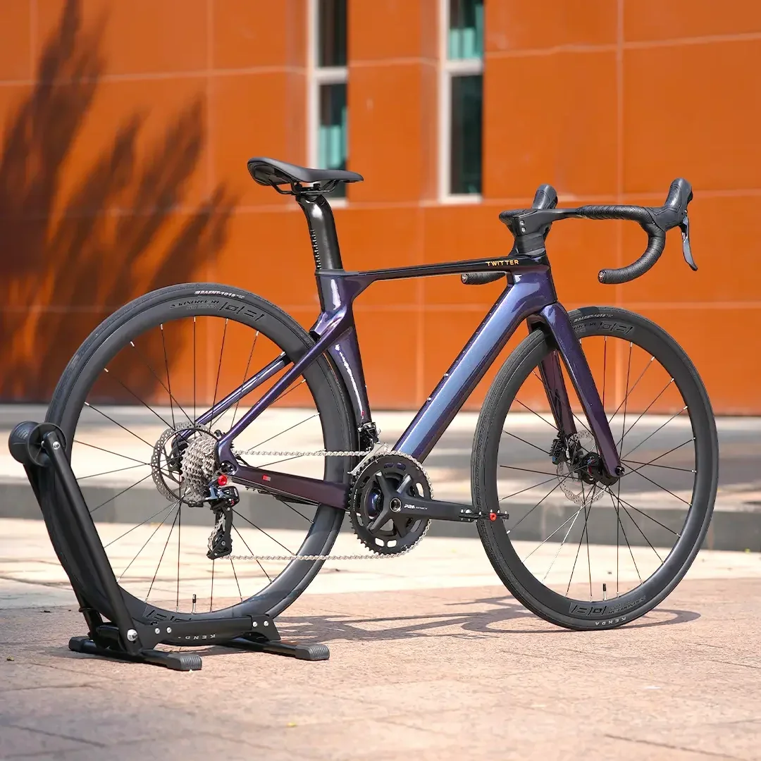 Rennrad aus hochmodularem T800-Carbon mit hydraulischen Scheibenbremsen und 700C-Laufrädern