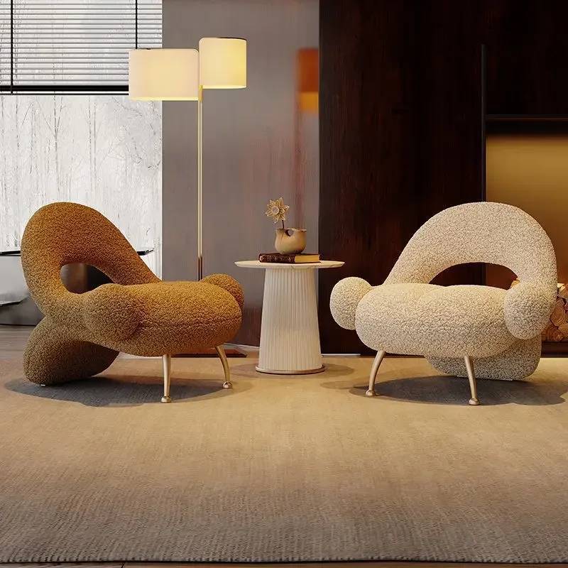 Fauteuil élégant en velours, idéal pour le salon, la salle de bain, la coiffeuse ou le bar.