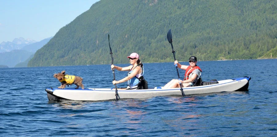 Ilmatäytteinen kajakki 2 hengelle, tehdasvalmisteinen kalastuskanootti - dropptopisto, irrotettava evä